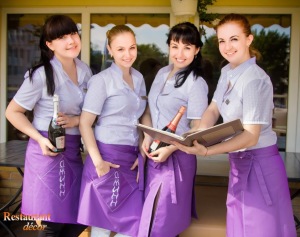 641411_letnyaya_forma_dlya_oficziantov_v_kafe_dzhinn